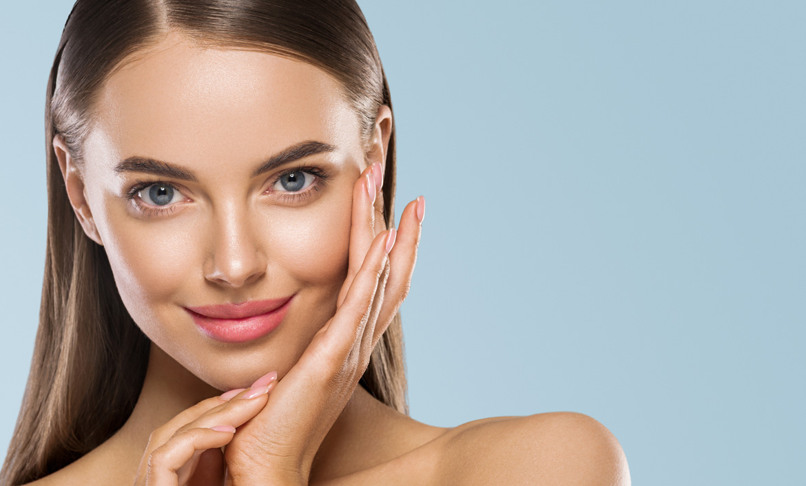 Lächelnde Frau mit perfekter Haut